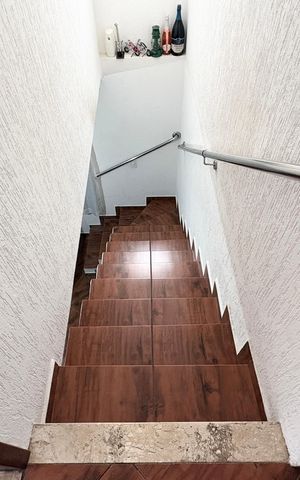 Casa para alugar com 100m², 3 quartos e sem vaga Casa para alugar com 100m², 3 quartos e sem vagaEscada