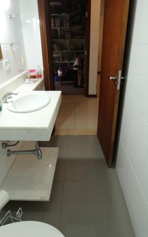 Casa de condomínio para alugar com 220m², 3 quartos e 2 vagasBanheiro Corredor