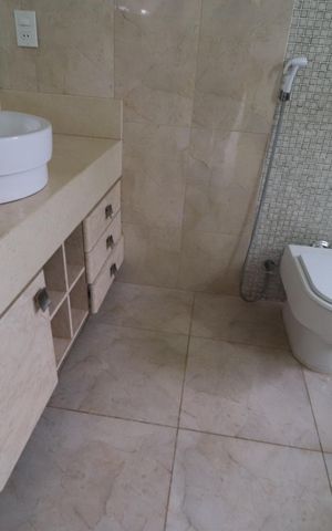 Casa para alugar com 500m², 3 quartos e 4 vagasBanheiro do Quarto 2