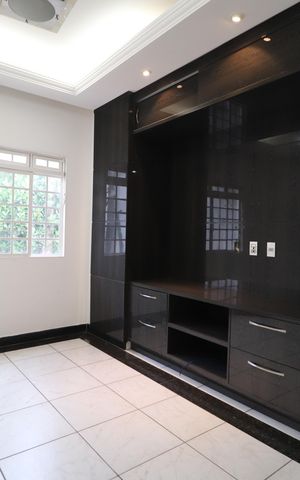 Casa para alugar com 500m², 3 quartos e 4 vagasSala de TV