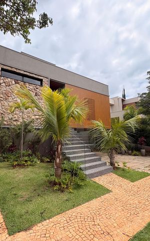 Casa de condomínio para alugar com 343m², 6 quartos e 4 vagas Casa de condomínio para alugar com 343m², 6 quartos e 4 vagasFachada