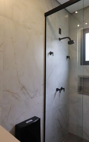 Casa de condomínio para alugar com 343m², 6 quartos e 4 vagas Casa de condomínio para alugar com 343m², 6 quartos e 4 vagasBanheiro da Suíte 1