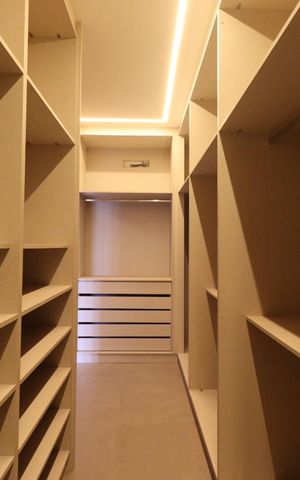 Casa de condomínio para alugar com 343m², 6 quartos e 4 vagas Casa de condomínio para alugar com 343m², 6 quartos e 4 vagasCloset da suíte