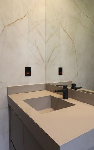 Casa de condomínio para alugar com 343m², 6 quartos e 4 vagas Casa de condomínio para alugar com 343m², 6 quartos e 4 vagasBanheiro da Suíte 1
