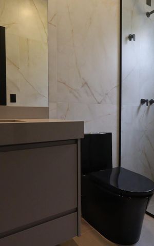 Casa de condomínio para alugar com 343m², 6 quartos e 4 vagas Casa de condomínio para alugar com 343m², 6 quartos e 4 vagasBanheiro da Suíte 1