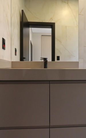 Casa de condomínio para alugar com 343m², 6 quartos e 4 vagas Casa de condomínio para alugar com 343m², 6 quartos e 4 vagasBanheiro da Suíte 1