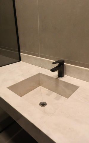 Casa de condomínio para alugar com 343m², 6 quartos e 4 vagas Casa de condomínio para alugar com 343m², 6 quartos e 4 vagasBanheiro térreo