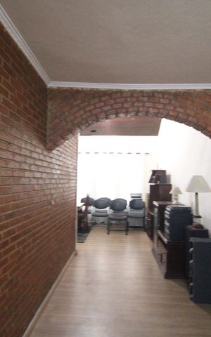 Casa para alugar com 360m², 3 quartos e 3 vagasCorredor entre as salas