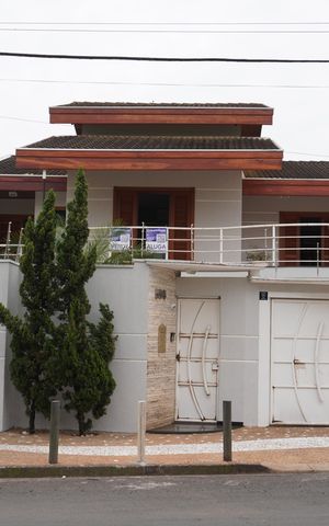 Casa à venda com 250m², 3 quartos e 3 vagasFachada com placas PXZV-864  E, HVTG-883