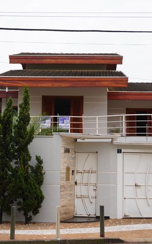 Casa à venda com 250m², 3 quartos e 3 vagasFachada com placas PXZV-864  E, HVTG-883