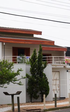 Casa à venda com 250m², 3 quartos e 3 vagasFachada com placas PXZV-864  E, HVTG-883