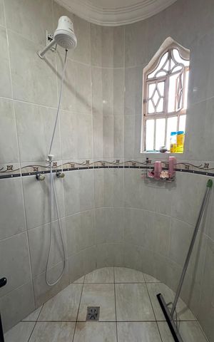 Casa à venda com 440m², 6 quartos e 6 vagasBanheiro 1