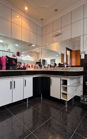 Casa à venda com 440m², 6 quartos e 6 vagasBanheiro da Suíte 1