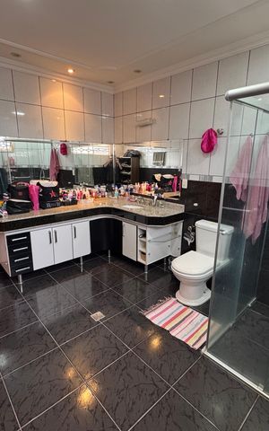 Casa à venda com 440m², 6 quartos e 6 vagasBanheiro da Suíte 1