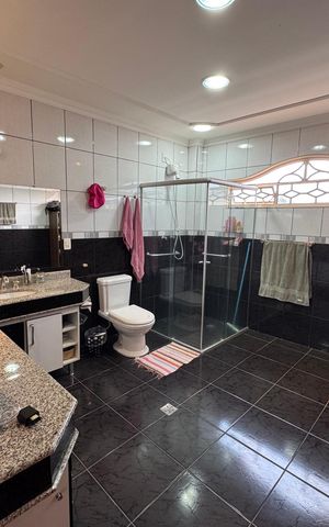 Casa à venda com 440m², 6 quartos e 6 vagasBanheiro da Suíte 1