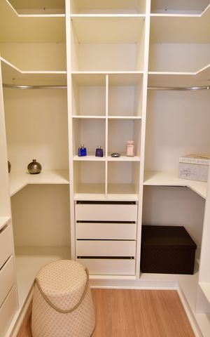 Casa de condomínio para alugar com 502m², 3 quartos e 4 vagasCloset Suíte 2