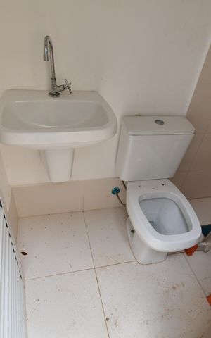 Casa de condomínio para alugar com 498m², 3 quartos e 4 vagasBanheiro de serviço