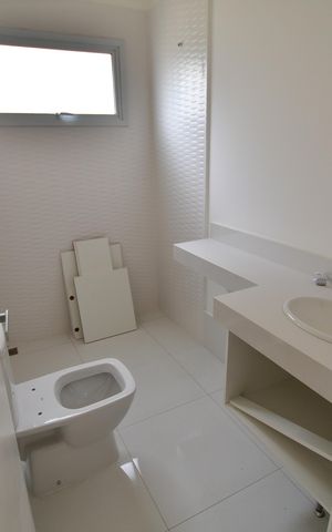 Casa de condomínio para alugar com 498m², 3 quartos e 4 vagasBanheiro