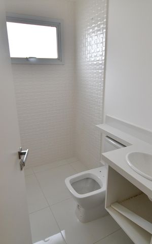 Casa de condomínio para alugar com 498m², 3 quartos e 4 vagasBanheiro
