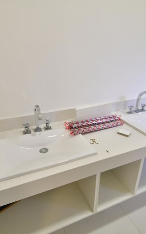 Casa de condomínio para alugar com 498m², 3 quartos e 4 vagasBanheiro