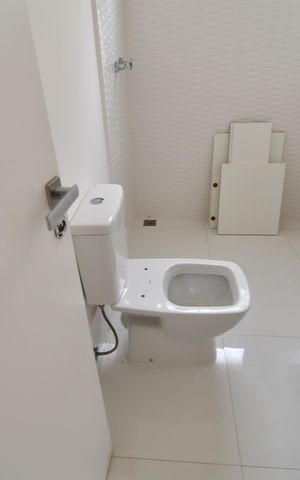 Casa de condomínio para alugar com 498m², 3 quartos e 4 vagasBanheiro