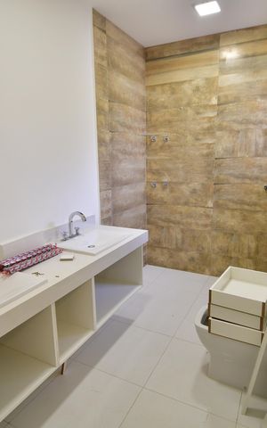 Casa de condomínio para alugar com 498m², 3 quartos e 4 vagasBanheiro