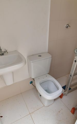 Casa de condomínio para alugar com 498m², 3 quartos e 4 vagasBanheiro de serviço