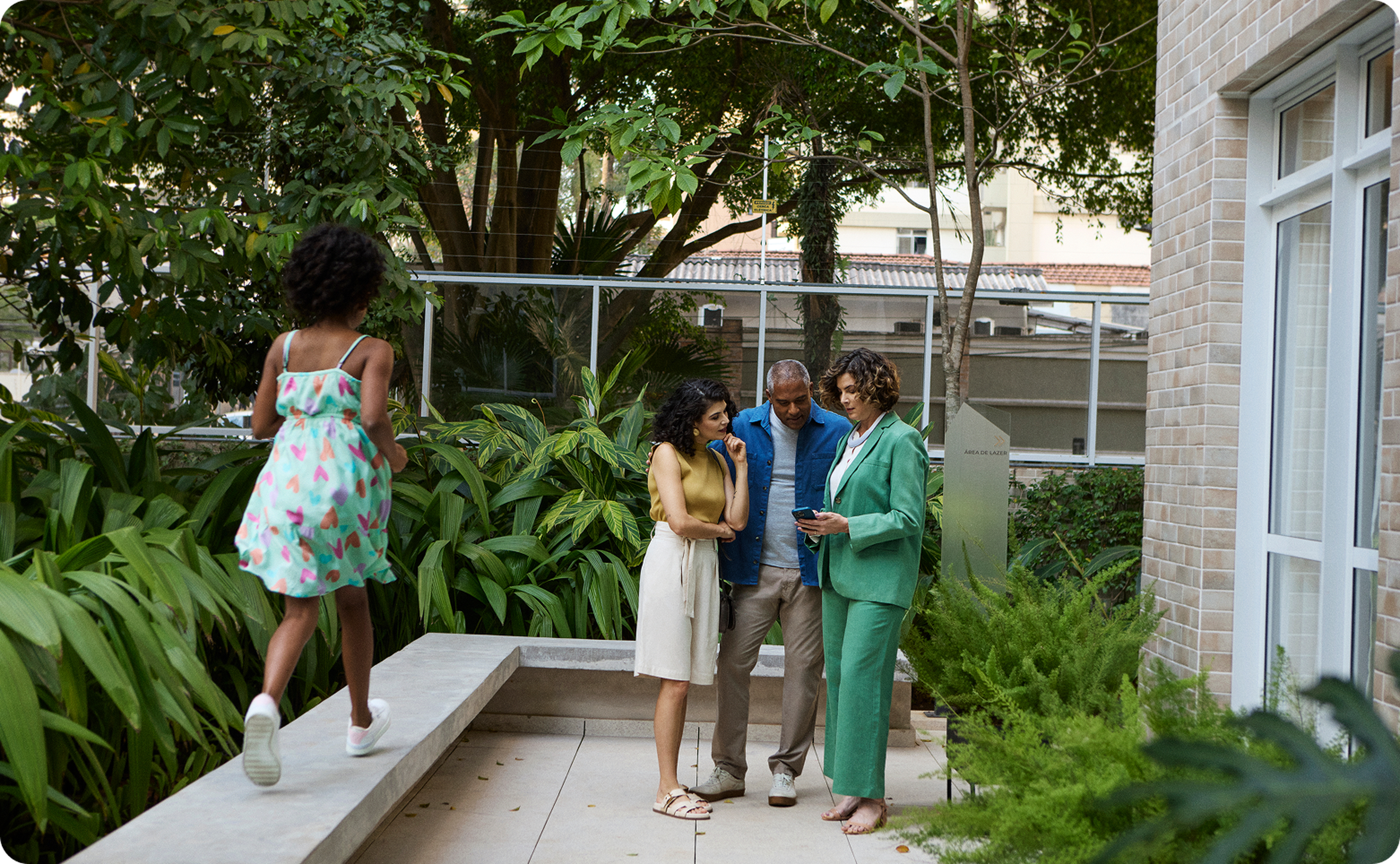 Família caminhando em direção à casa própria através do consórcio QuintoAndar.