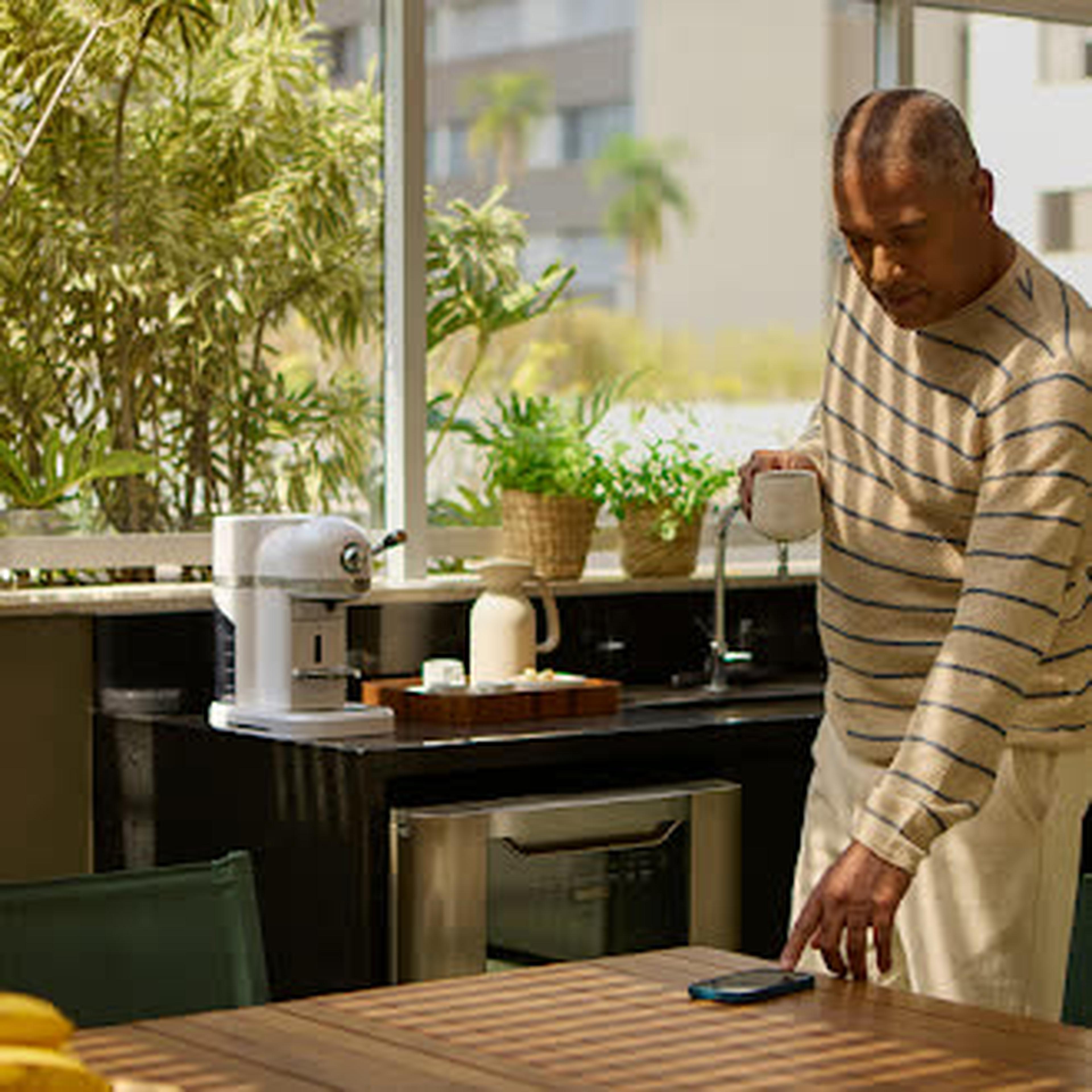 Casal conversando em sala de estar moderna