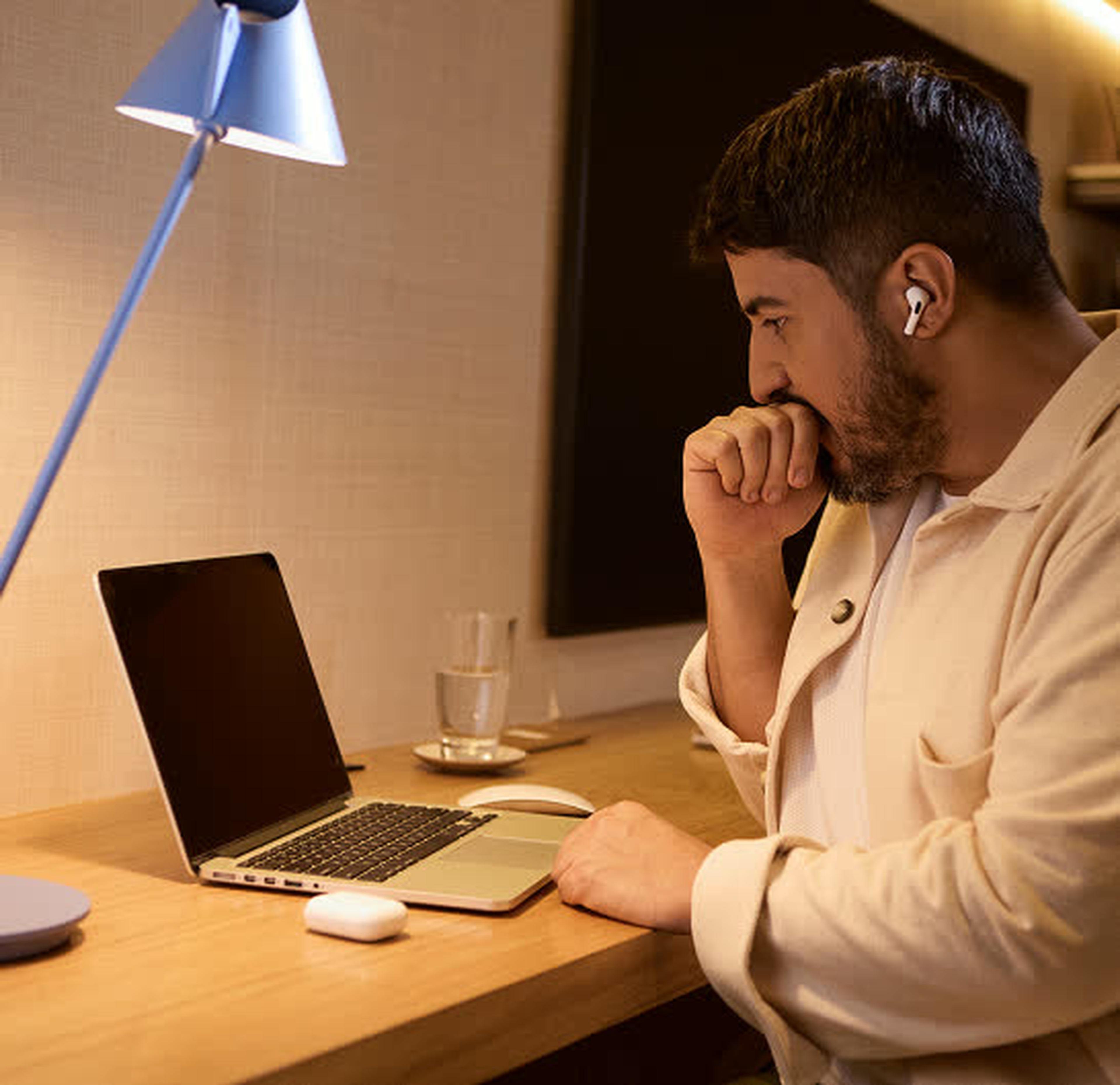 Família conversando com corretora no jardim da casa