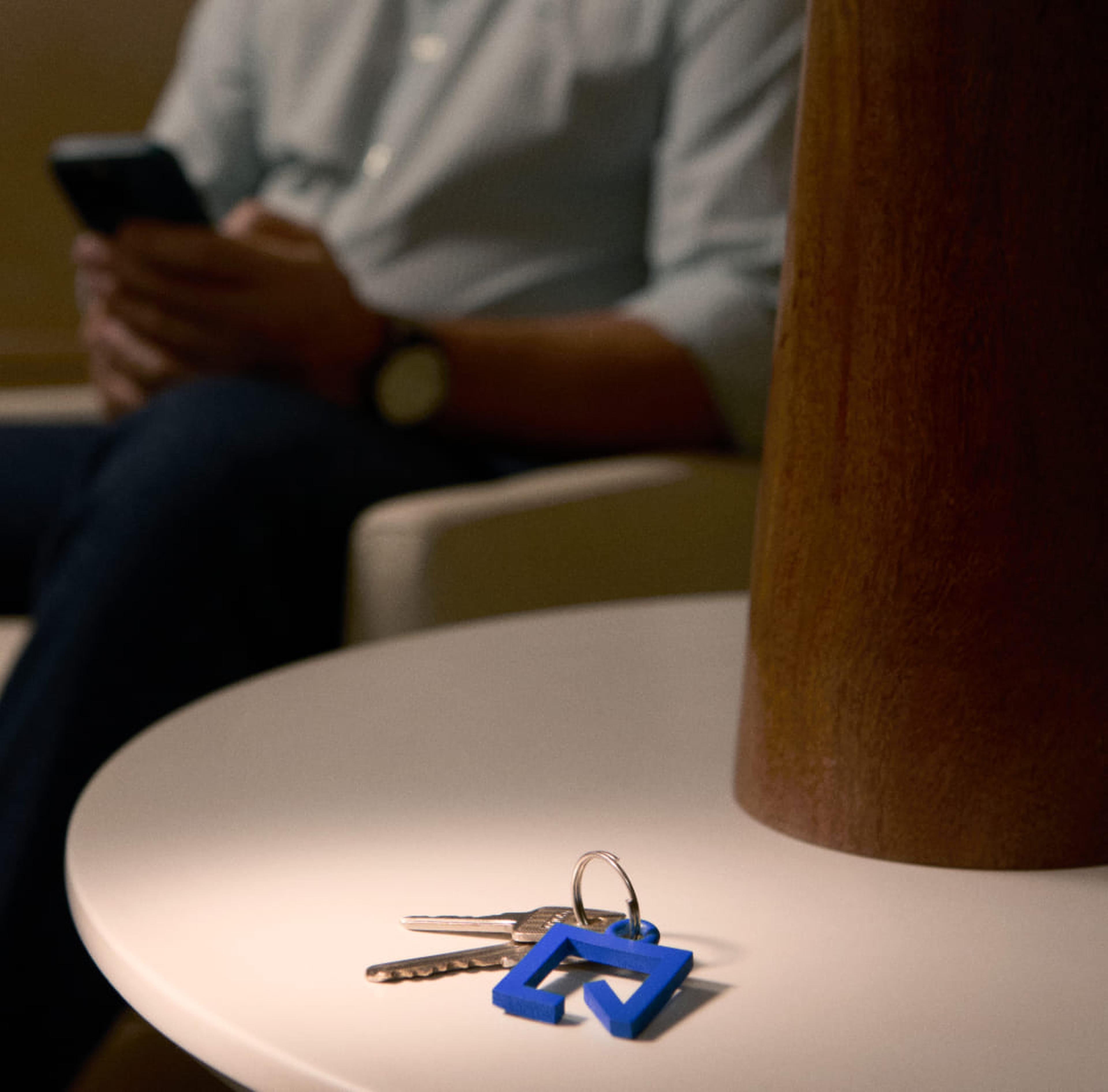 Homem na janela da sala admirando a vista