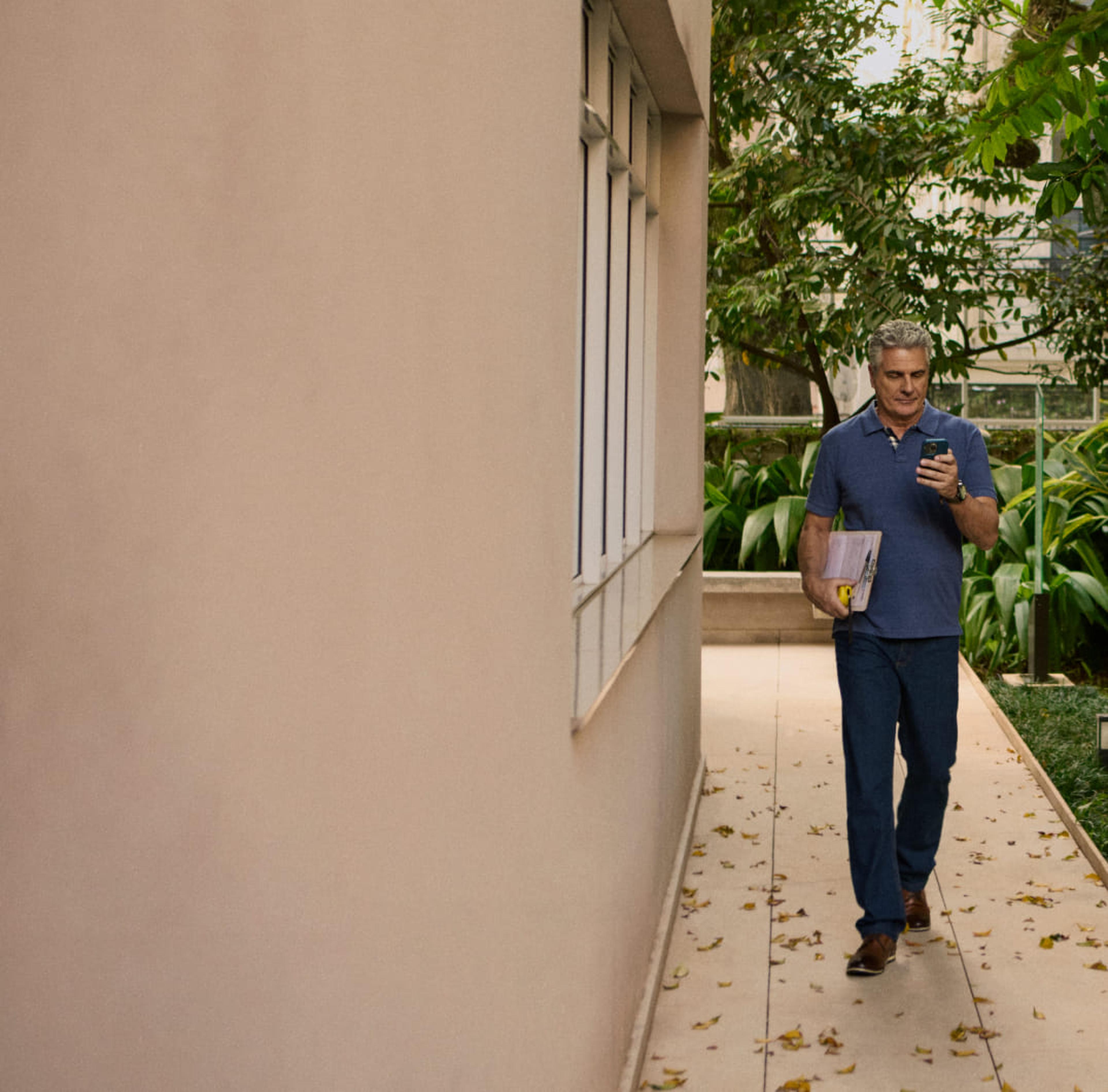 Mulher sentada no parapeito da janela com uma xícara na mão olhando a vista