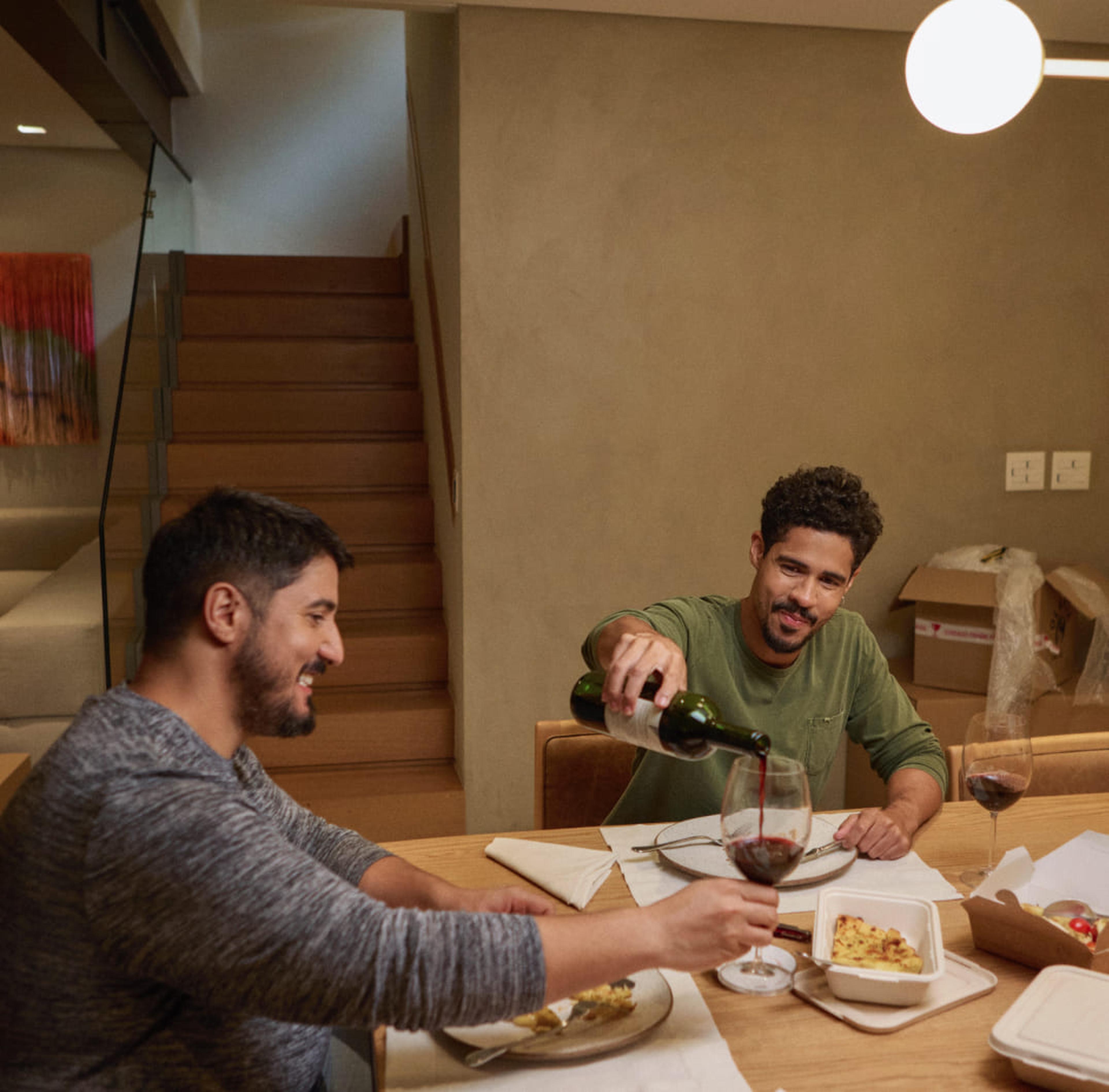 Mulher abrindo a porta de sua casa