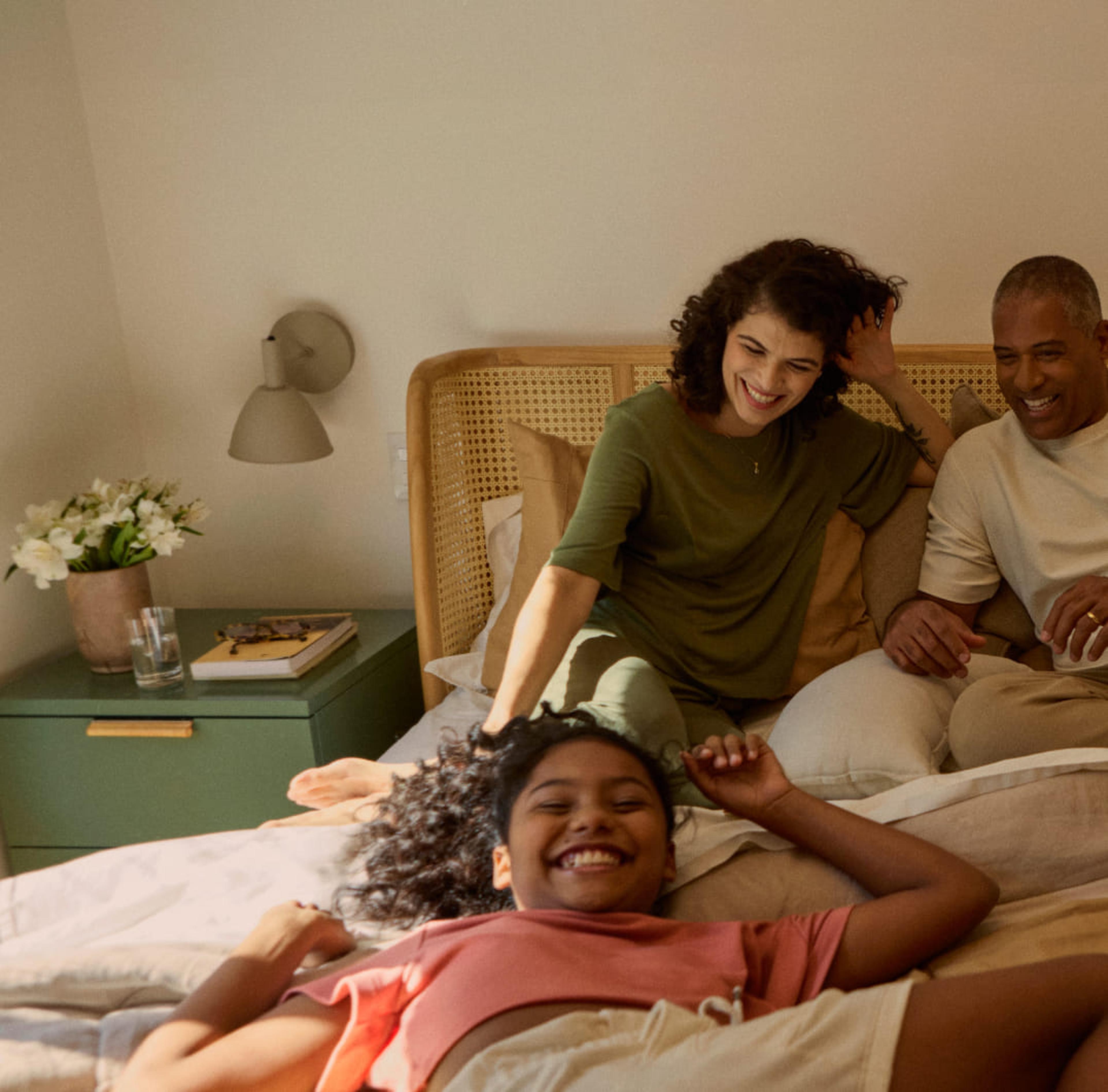 Criança sentada na escrivaninha e mexendo no celular