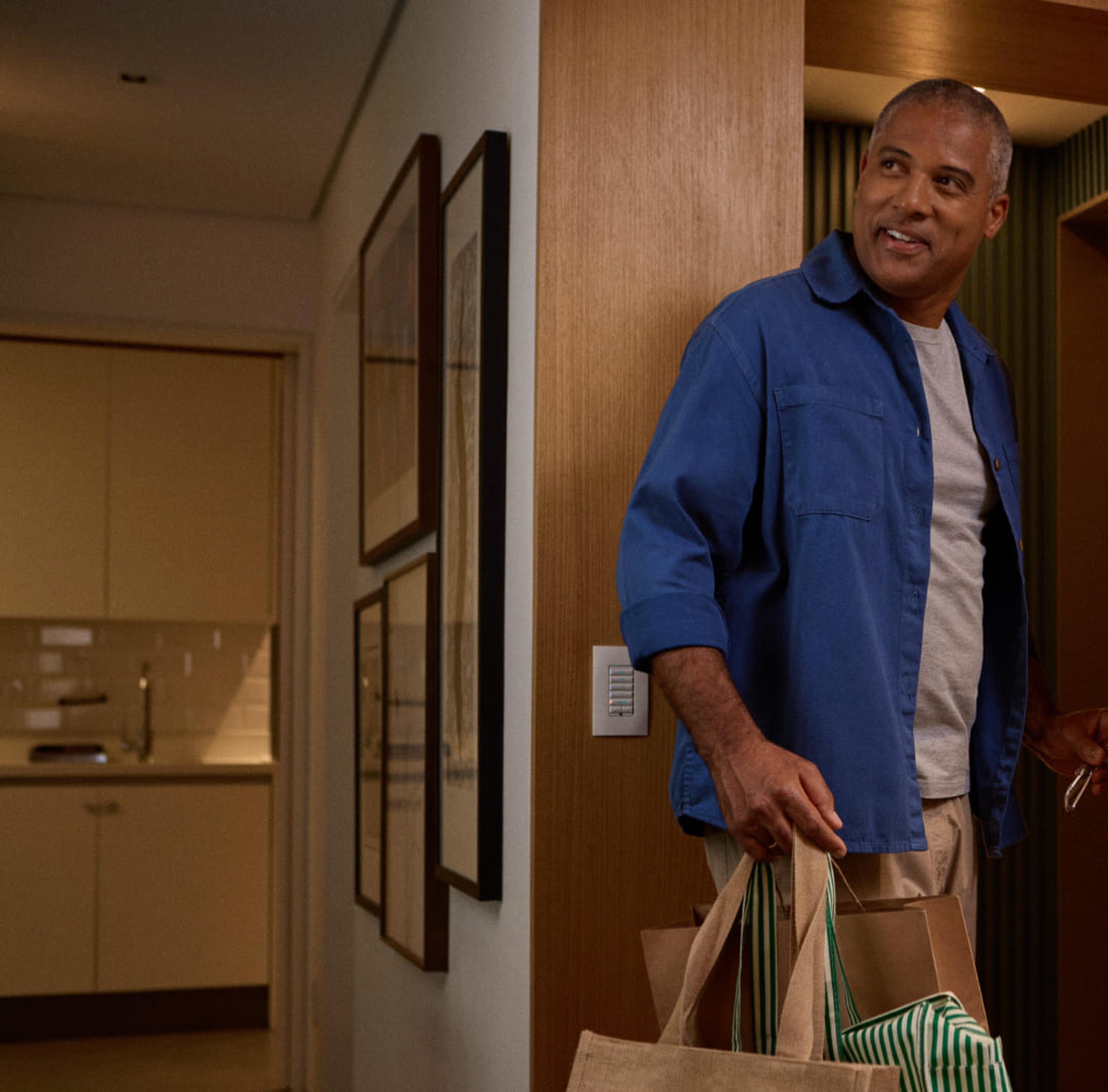 Família cozinhando no quintal da casa