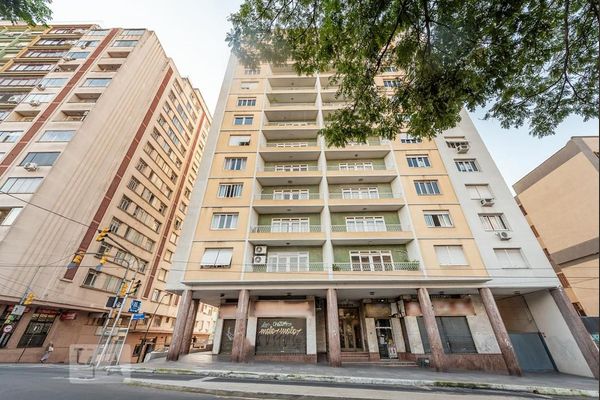 Alugue ou compre no condomínio em Avenida Independência, 98