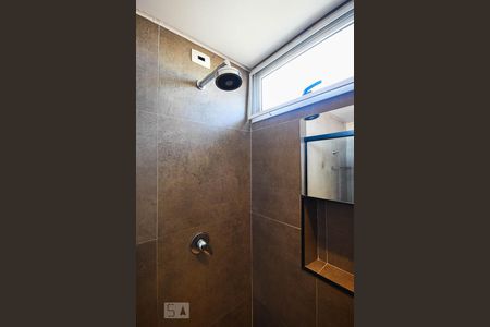 Apartamento para alugar com 86m², 1 quarto e 2 vagasChuveiro do banheiro da suíte 