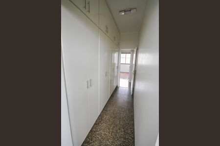 Apartamento para alugar com 264m², 4 quartos e 4 vagasArmarios corredor de acesso ao quartos e sala 