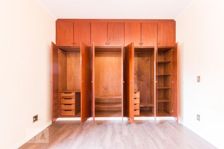 Casa de condomínio à venda com 384m², 4 quartos e 4 vagas Casa de condomínio à venda com 384m², 4 quartos e 4 vagasSuíte 1