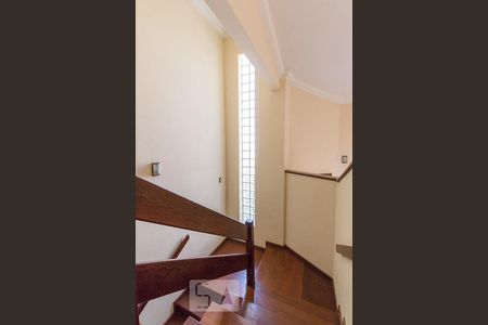 Casa de condomínio à venda com 384m², 4 quartos e 4 vagas Casa de condomínio à venda com 384m², 4 quartos e 4 vagasEscadas