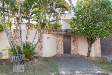 Casa de condomínio à venda com 384m², 4 quartos e 4 vagas Casa de condomínio à venda com 384m², 4 quartos e 4 vagasFachada