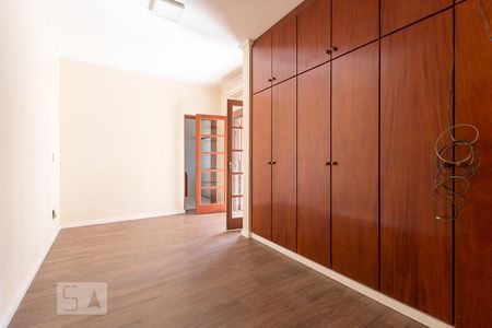 Casa de condomínio à venda com 384m², 4 quartos e 4 vagas Casa de condomínio à venda com 384m², 4 quartos e 4 vagasSuíte 4