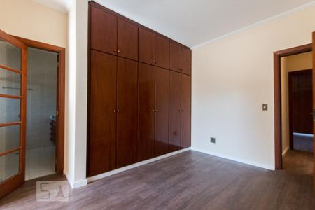 Casa de condomínio à venda com 384m², 4 quartos e 4 vagas Casa de condomínio à venda com 384m², 4 quartos e 4 vagasSuíte 2