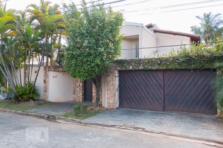 Casa de condomínio à venda com 384m², 4 quartos e 4 vagas Casa de condomínio à venda com 384m², 4 quartos e 4 vagasFachada