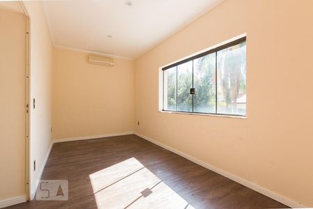 Casa de condomínio à venda com 384m², 4 quartos e 4 vagas Casa de condomínio à venda com 384m², 4 quartos e 4 vagasSala de TV