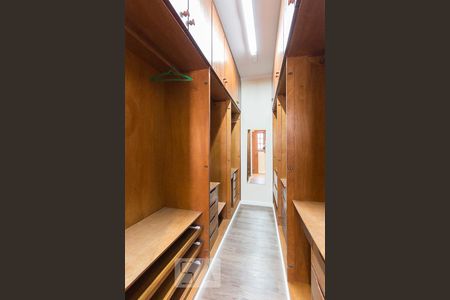 Casa de condomínio à venda com 384m², 4 quartos e 4 vagas Casa de condomínio à venda com 384m², 4 quartos e 4 vagasSuíte 3 - Closet