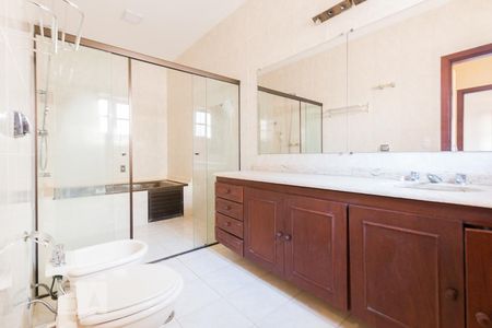 Casa de condomínio à venda com 384m², 4 quartos e 4 vagas Casa de condomínio à venda com 384m², 4 quartos e 4 vagasBanheiro da Suíte 3