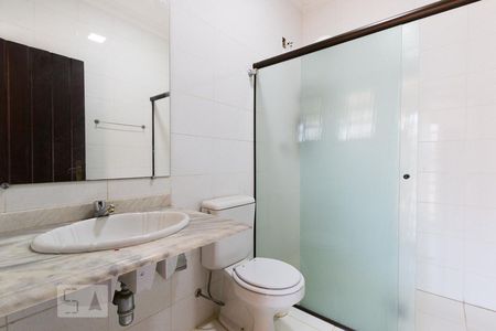 Casa de condomínio à venda com 384m², 4 quartos e 4 vagas Casa de condomínio à venda com 384m², 4 quartos e 4 vagasBanheiro Externo