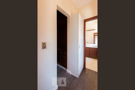 Casa de condomínio à venda com 384m², 4 quartos e 4 vagas Casa de condomínio à venda com 384m², 4 quartos e 4 vagasSuíte 3