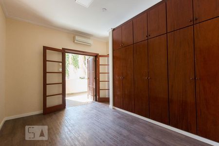 Casa de condomínio à venda com 384m², 4 quartos e 4 vagas Casa de condomínio à venda com 384m², 4 quartos e 4 vagasSuíte 2